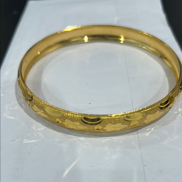 Elegant Gold Bangle Bracelet - Picture 1 of 3